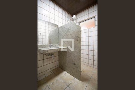 Casa de condomínio para alugar com 240m², 4 quartos e 2 vagas Casa de condomínio para alugar com 240m², 4 quartos e 2 vagasBanheiro da suíte 1