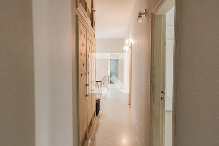 Apartamento para alugar com 383m², 4 quartos e 2 vagas Apartamento para alugar com 383m², 4 quartos e 2 vagasCorredor de acesso aos quartos
