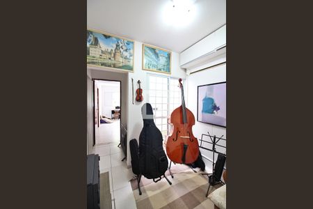 Casa à venda com 140m², 2 quartos e 2 vagasHall dos Quartos 