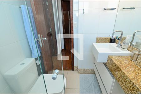 Apartamento à venda com 75m², 2 quartos e 1 vaga Apartamento à venda com 75m², 2 quartos e 1 vagaBanheiro social