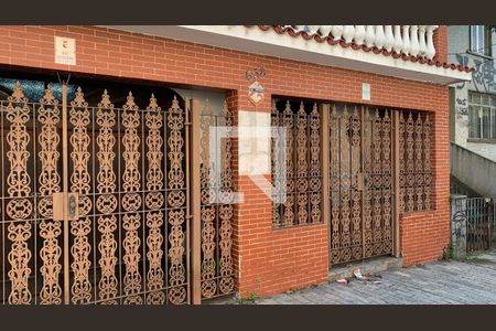 Casa à venda com 310m², 4 quartos e 2 vagas Casa à venda com 310m², 4 quartos e 2 vagasFachada