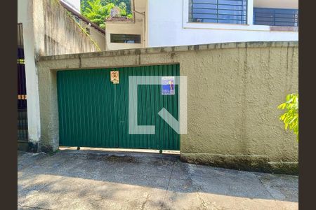Apartamento à venda com 156m², 5 quartos e 2 vagasFachada com cartaz QA.