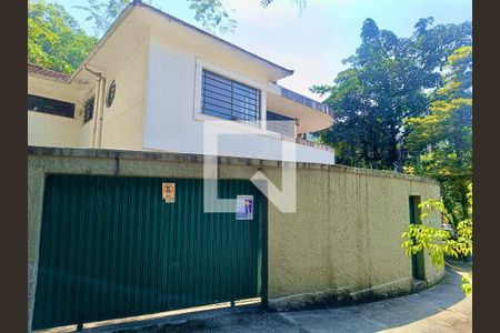 Apartamento à venda com 156m², 5 quartos e 2 vagasFachada com cartaz QA.