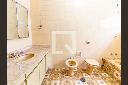 Casa à venda com 220m², 4 quartos e 4 vagas Casa à venda com 220m², 4 quartos e 4 vagasBanheiro da Suíte