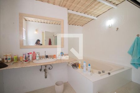 Casa à venda com 285m², 4 quartos e 4 vagas Casa à venda com 285m², 4 quartos e 4 vagasBanheiro da Suíte 1