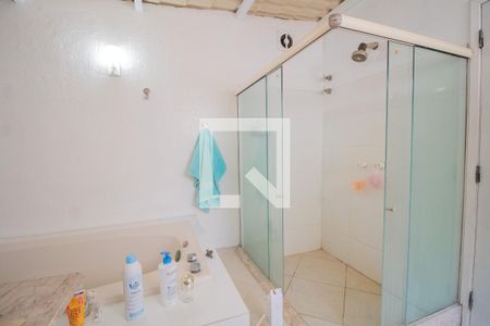 Casa à venda com 285m², 4 quartos e 4 vagas Casa à venda com 285m², 4 quartos e 4 vagasBanheiro da Suíte 1