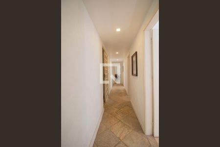 Casa à venda com 285m², 4 quartos e 4 vagas Casa à venda com 285m², 4 quartos e 4 vagasCorredor