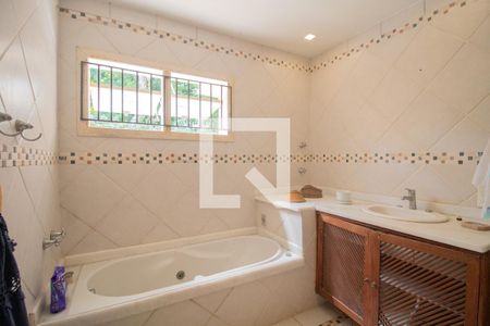 Casa à venda com 285m², 4 quartos e 4 vagas Casa à venda com 285m², 4 quartos e 4 vagasbanheiro 2