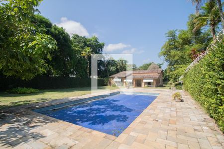 Casa à venda com 285m², 4 quartos e 4 vagas Casa à venda com 285m², 4 quartos e 4 vagasPiscina
