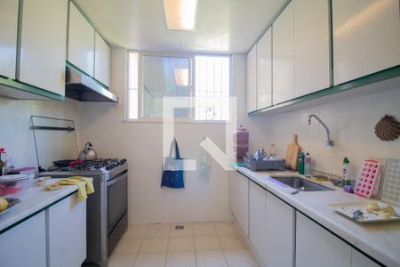 Casa à venda com 285m², 4 quartos e 4 vagas Casa à venda com 285m², 4 quartos e 4 vagasCozinha