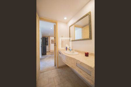 Casa à venda com 285m², 4 quartos e 4 vagas Casa à venda com 285m², 4 quartos e 4 vagasLavabo