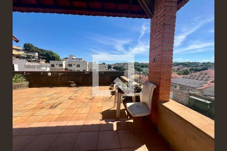 Casa à venda com 344m², 7 quartos e 2 vagas Casa à venda com 344m², 7 quartos e 2 vagasQuintal - varanda