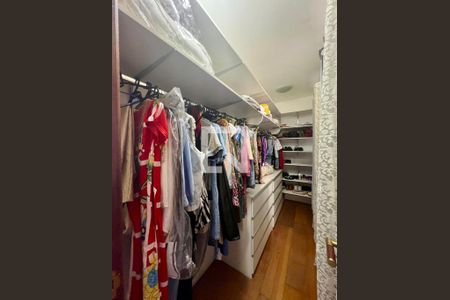 Casa à venda com 344m², 7 quartos e 2 vagas Casa à venda com 344m², 7 quartos e 2 vagasCloset quarto 1