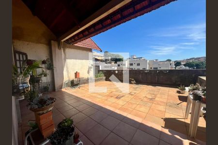 Casa à venda com 344m², 7 quartos e 2 vagas Casa à venda com 344m², 7 quartos e 2 vagasQuintal