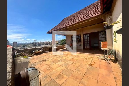 Casa à venda com 344m², 7 quartos e 2 vagas Casa à venda com 344m², 7 quartos e 2 vagasQuintal - varanda