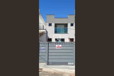 Casa à venda com 97m², 2 quartos e 4 vagas Casa à venda com 97m², 2 quartos e 4 vagasFachada