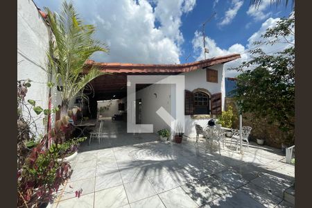 Casa à venda com 150m², 2 quartos e 4 vagasFachada