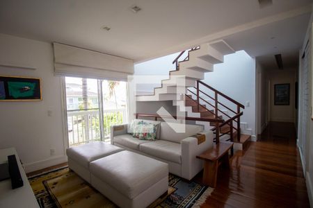 Casa à venda com 625m², 5 quartos e 2 vagas Casa à venda com 625m², 5 quartos e 2 vagasHall do 2º Andar