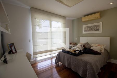 Casa à venda com 625m², 5 quartos e 2 vagas Casa à venda com 625m², 5 quartos e 2 vagasSuíte 4