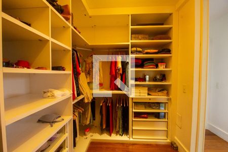 Casa à venda com 625m², 5 quartos e 2 vagas Casa à venda com 625m², 5 quartos e 2 vagasCloset da Suíte 5