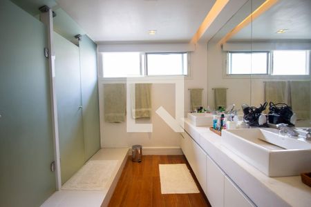 Casa à venda com 625m², 5 quartos e 2 vagas Casa à venda com 625m², 5 quartos e 2 vagasBanheiro da Suíte 5