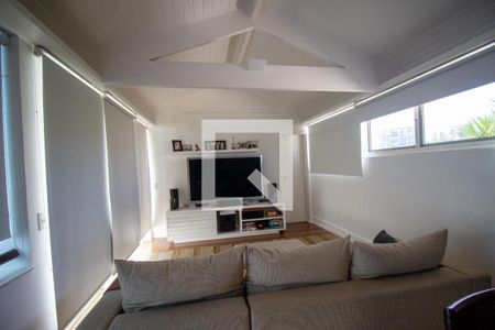 Casa à venda com 625m², 5 quartos e 2 vagas Casa à venda com 625m², 5 quartos e 2 vagasSotão