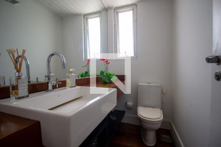 Casa à venda com 625m², 5 quartos e 2 vagas Casa à venda com 625m², 5 quartos e 2 vagasLavabo do Sotão