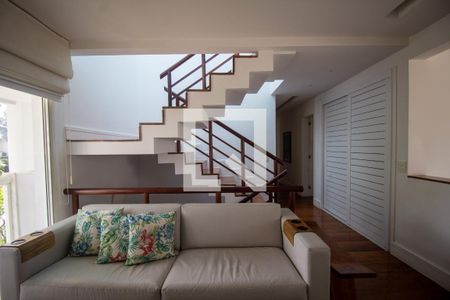 Casa à venda com 625m², 5 quartos e 2 vagas Casa à venda com 625m², 5 quartos e 2 vagasHall do 2º Andar