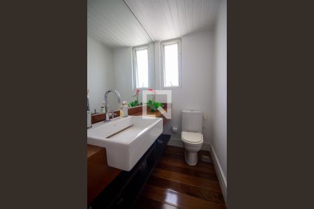 Casa à venda com 625m², 5 quartos e 2 vagas Casa à venda com 625m², 5 quartos e 2 vagasLavabo do Sotão