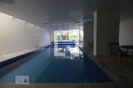 Apartamento à venda com 257m², 3 quartos e 4 vagas Apartamento à venda com 257m², 3 quartos e 4 vagasÁrea comum - Piscina