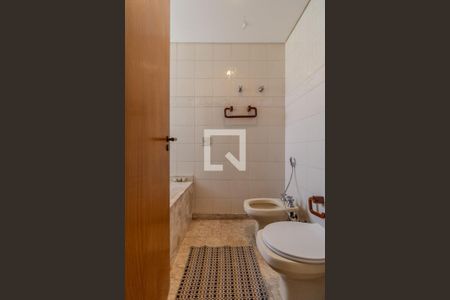 Apartamento à venda com 257m², 3 quartos e 4 vagas Apartamento à venda com 257m², 3 quartos e 4 vagasBanheiro da Suíte 1
