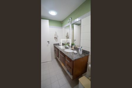 Casa de condomínio à venda com 205m², 5 quartos e 3 vagas Casa de condomínio à venda com 205m², 5 quartos e 3 vagasBanheiro da Suíte