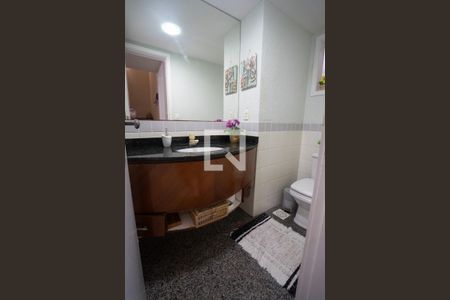 Casa de condomínio à venda com 205m², 5 quartos e 3 vagas Casa de condomínio à venda com 205m², 5 quartos e 3 vagasBanheiro Social 1