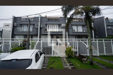 Casa de condomínio à venda com 205m², 5 quartos e 3 vagas Casa de condomínio à venda com 205m², 5 quartos e 3 vagasFachada