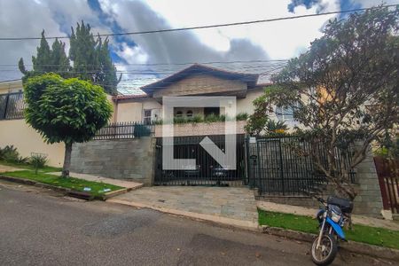 Casa à venda com 400m², 4 quartos e 3 vagas Casa à venda com 400m², 4 quartos e 3 vagasFachada