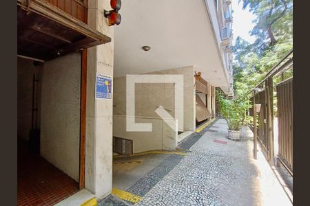 Apartamento à venda com 156m², 3 quartos e sem vagaFachada com cartaz QA
