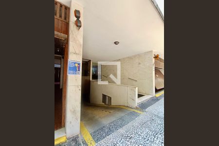 Apartamento à venda com 156m², 3 quartos e sem vagaFachada com cartaz QA
