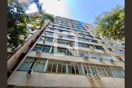 Apartamento à venda com 156m², 3 quartos e sem vagaFachada com cartaz QA