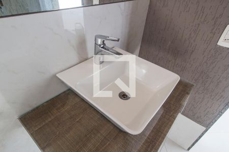 Casa de condomínio à venda com 303m², 3 quartos e 4 vagasDetalhe do Banheiro da Suite