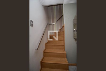 Casa à venda com 150m², 2 quartos e 4 vagas Casa à venda com 150m², 2 quartos e 4 vagasEscada