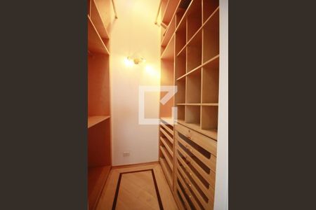 Apartamento à venda com 222m², 4 quartos e 3 vagasCloset