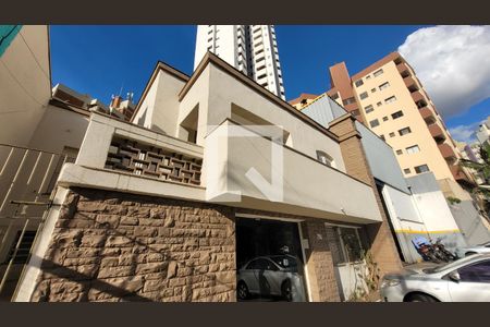 Casa à venda com 167m², 15 quartos e 4 vagas Casa à venda com 167m², 15 quartos e 4 vagasFachada