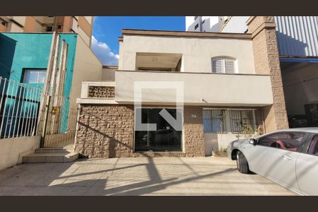 Casa à venda com 167m², 15 quartos e 4 vagas Casa à venda com 167m², 15 quartos e 4 vagasFachada