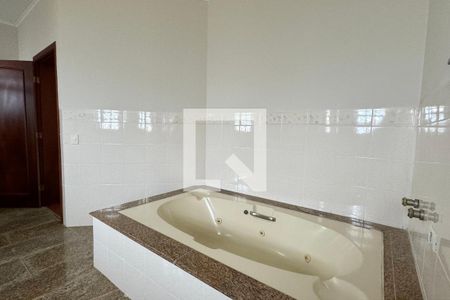 Casa de condomínio à venda com 630m², 4 quartos e 2 vagasBanheiro da Suíte 1