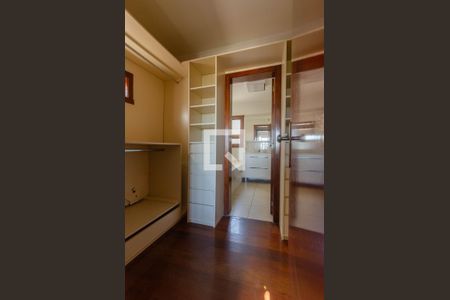 Casa à venda com 249m², 3 quartos e 8 vagasCloset