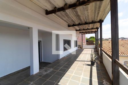 Casa à venda com 120m², 5 quartos e 3 vagas Casa à venda com 120m², 5 quartos e 3 vagasVaranda