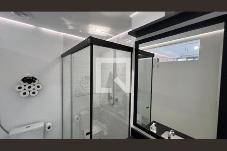 Banheiro de kitnet/studio para alugar com 1 quarto, 27m² em Pinheiros, São Paulo