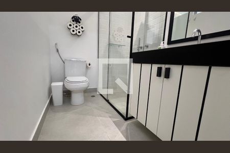 Banheiro de kitnet/studio para alugar com 1 quarto, 27m² em Pinheiros, São Paulo