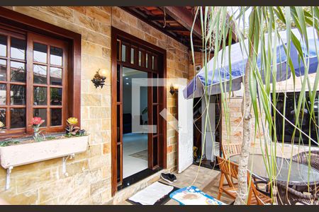 Casa à venda com 240m², 5 quartos e 3 vagas Casa à venda com 240m², 5 quartos e 3 vagasfrente do imovel