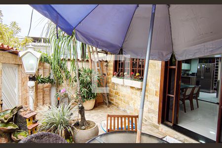 Casa à venda com 240m², 5 quartos e 3 vagas Casa à venda com 240m², 5 quartos e 3 vagasfrente do imovel